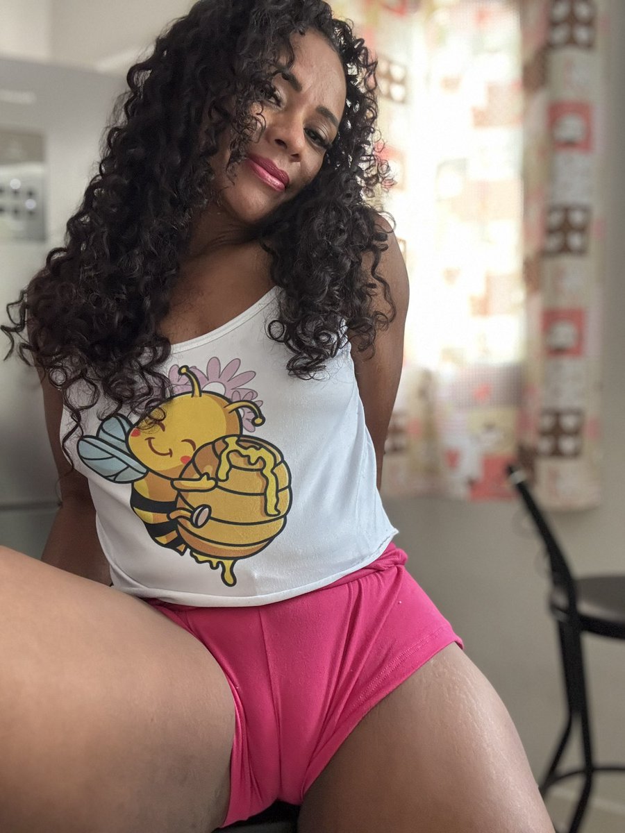 CleoAlvesBrazil's tweet photo. Que sua semana seja grandiosa 😍💋 https://t.co/QjuGT1R5Kv