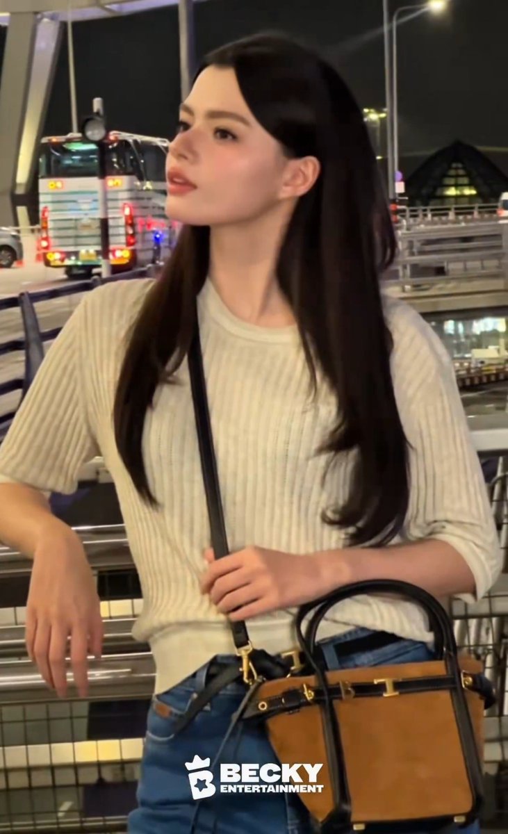 magxfbb's tweet photo. Safe flight, my beautiful girl 🥹🤏🏻

REBECCA FLY TO MFW
#BeckyxMFWTodsSS27 #beckysangels
#BeckyArmstrong #Tods #TodsSS27 #MilanFashionWeek @Tods https://t.co/9cy6vygI8i