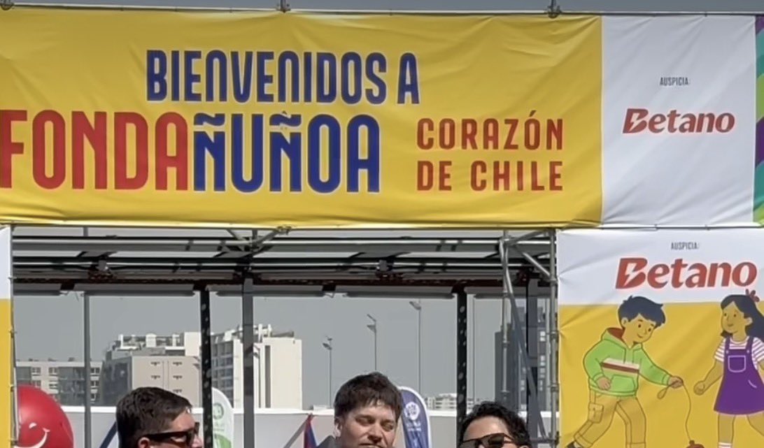 aargandonanunoa's tweet photo. La fonda de @MuniNunoa no solo tenía precios altos y prohibitivos para los vecinos, sino que además estuvo auspiciada por una casa de apuestas online, actividad que la Corte Suprema ha declarado ilícita por operar sin autorización legal, y que genera efectos perjudiciales conocidos en la sociedad.
Oficié a la Contraloría para consultar sobre el apego a la legalidad de este auspicio en la fonda de Ñuñoa.