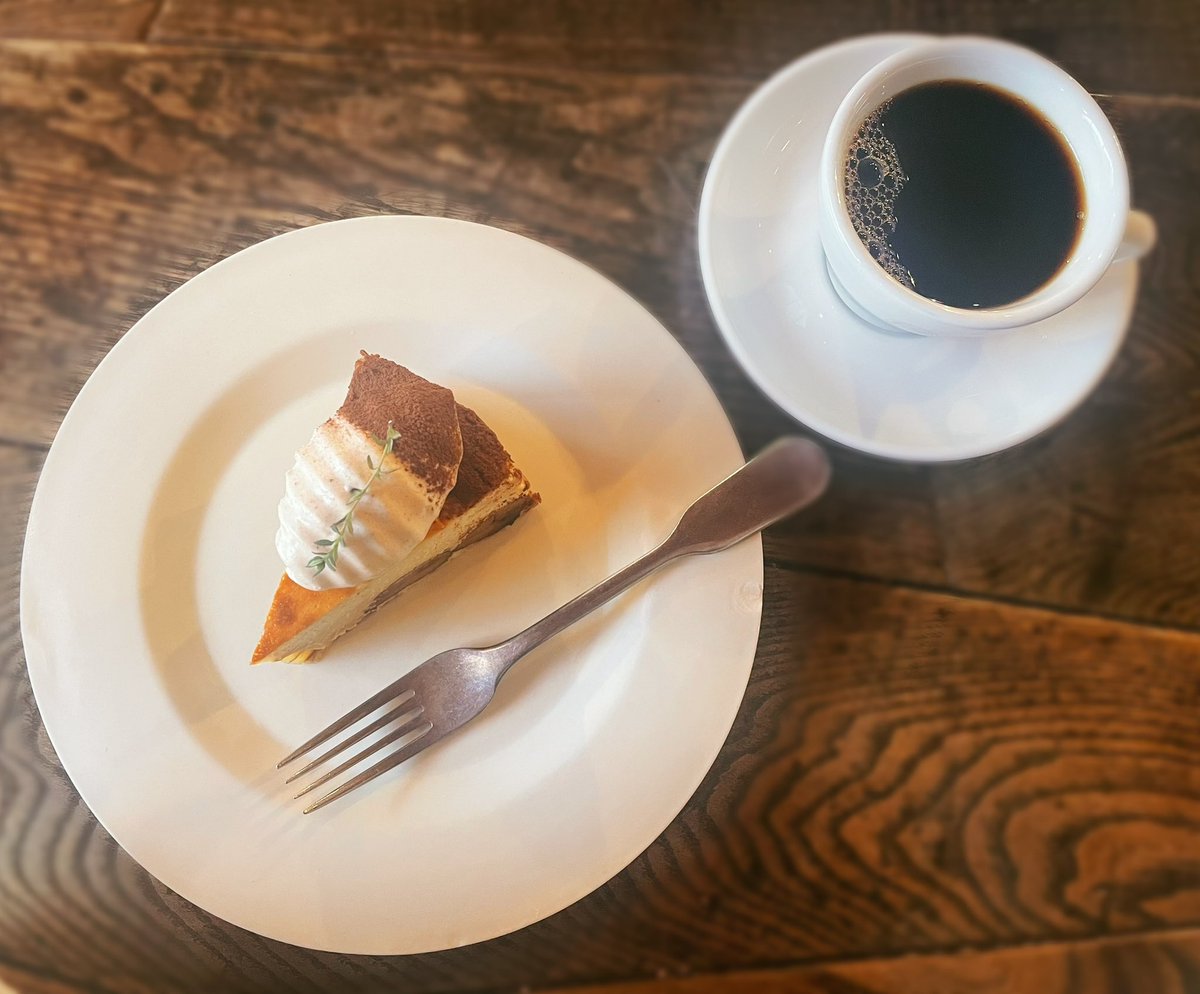 cheese_eng_cafe's tweet photo. 9/20 今日のチーズケーキ。(∩´∀｀)

🔸AWORKS
🧀栗のバスクチーズケーキ
→（ラムマロンクリーム）

やっと行けたAWORKSさん✨
しかも並ばず入れた！

好きなラム入りだったので即決！
2層仕立てのなめらかなチーズケーキ。
人気なのも納得🥹また行く✨

#AWORKS #バスクチーズケーキ 
#学芸大学 https://t.co/BMB5iRrVkV