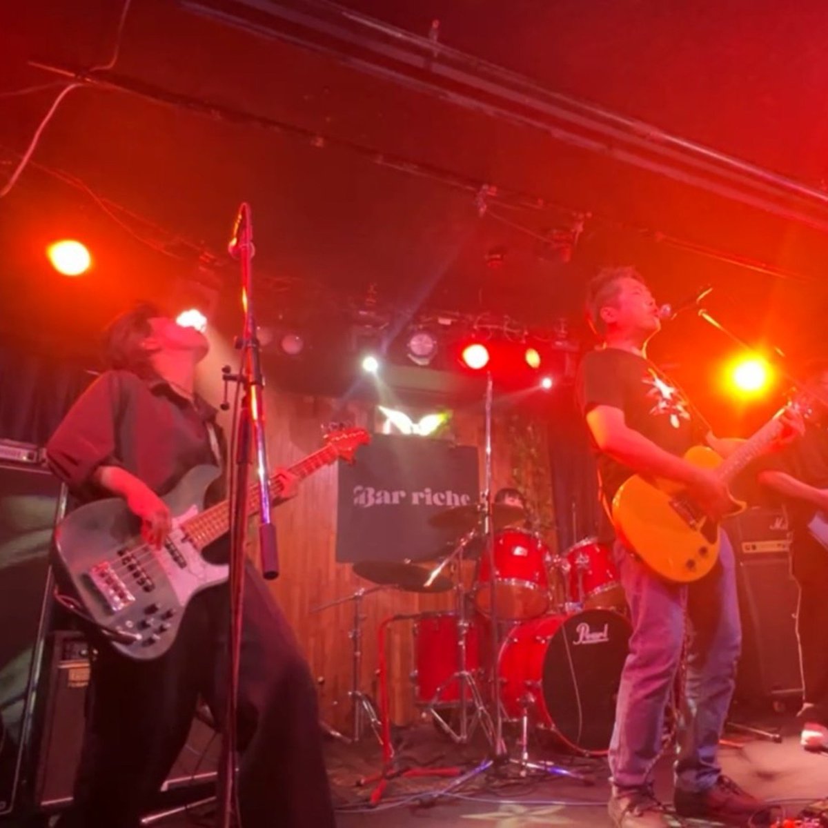 DrtumugiitoB's tweet photo. 川崎 ライブハウスY's

川井さんボーカルで♪
あつまれ！パーティーピーポー
おどるポンポコリン(とても激しいバージョン!?)

杉さんボーカルで♪
Only You 君と夏の日を
あー夏休み

の4曲演奏させていただきました!!
観客の皆様
出演者の皆様
スタッフの皆様
本当にありがとうございました!!
🙇‍♀️🙇‍♂️🙇‍♀️ https://t.co/lBIPQI6Whu