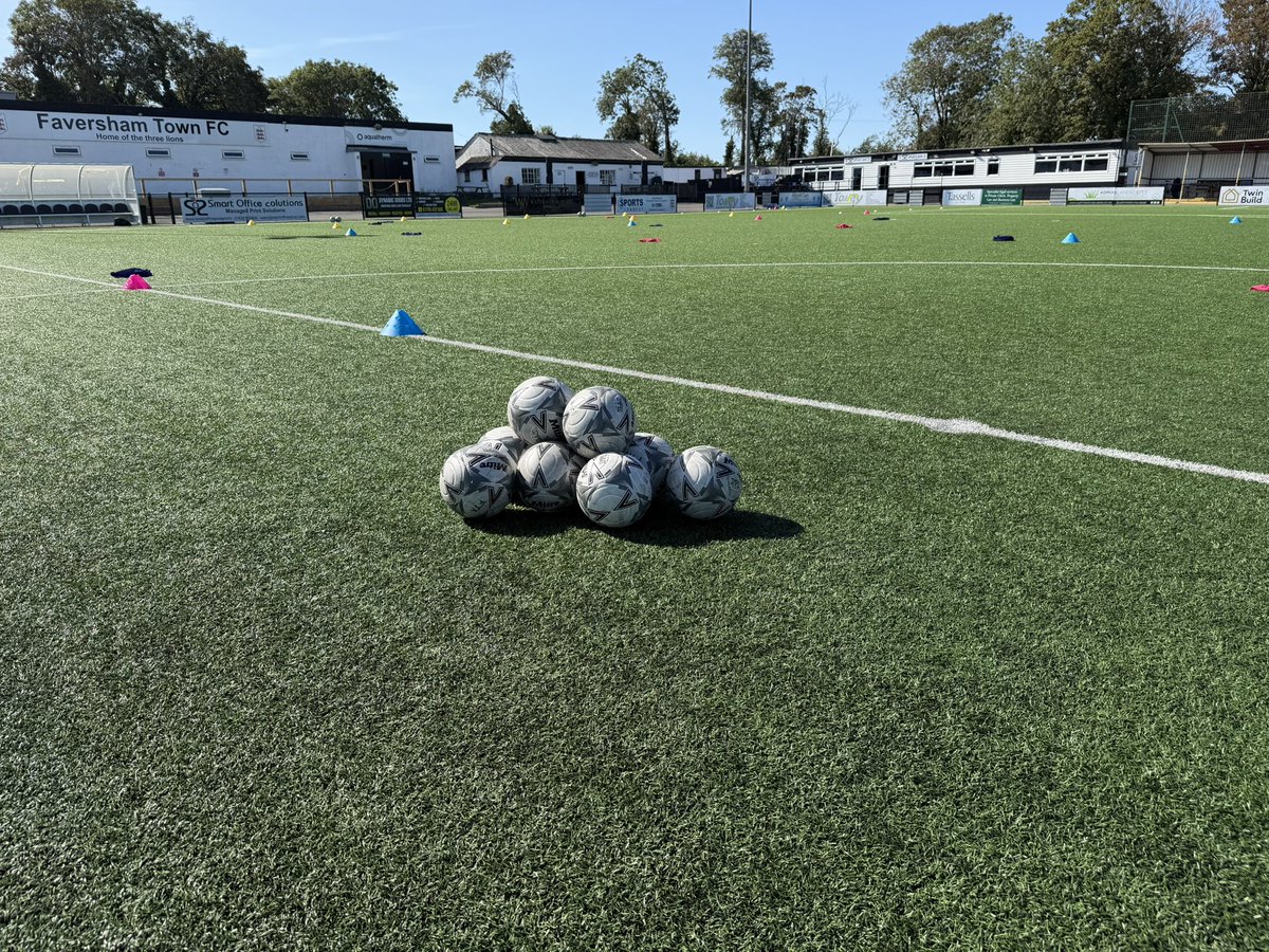JClayson01's tweet photo. @FavershamTownFC Post 16 Academy.  Today’s focus was Defending in a Mid Block, in preperarion for our next fixture.  ⚫️⚪️🦁 https://t.co/TMe6IncdrU