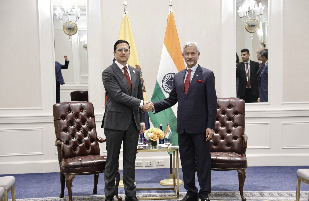 CancilleriaEc's tweet photo. 🇪🇨🤝🇮🇳 Ecuador y la India fortalecen su relación bilateral.

En el marco de la 81.ª Asamblea General de las Naciones Unidas, el canciller @robertokuryec mantuvo un encuentro con su homólogo de la India, @DrSJaishankar , para abordar oportunidades de cooperación y ampliar los vínculos entre ambos países.

La conversación incluyó temas de comercio, energía, salud, movilidad, formación de talento y cooperación multilateral.

🇪🇨🇮🇳 #UNGA81