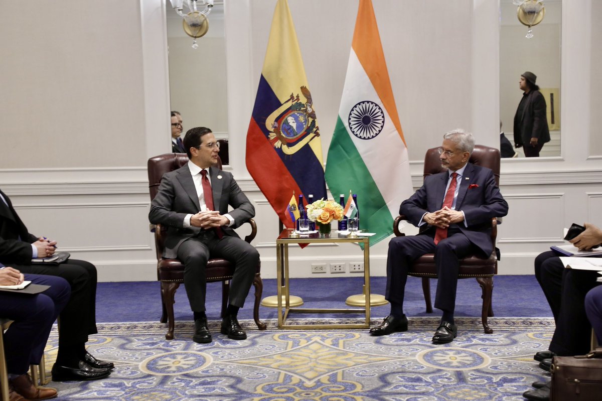 CancilleriaEc's tweet photo. 🇪🇨🤝🇮🇳 Ecuador y la India fortalecen su relación bilateral.

En el marco de la 81.ª Asamblea General de las Naciones Unidas, el canciller @robertokuryec mantuvo un encuentro con su homólogo de la India, @DrSJaishankar , para abordar oportunidades de cooperación y ampliar los vínculos entre ambos países.

La conversación incluyó temas de comercio, energía, salud, movilidad, formación de talento y cooperación multilateral.

🇪🇨🇮🇳 #UNGA81