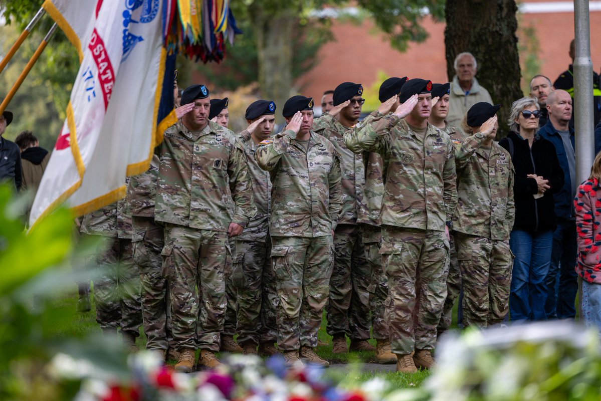 101stAASLTDIV's tweet photo. We remember. We honor. We will never forget. 🦅

We honored those who gave their lives during #OperationMarketGarden in 1944 in Eindhoven as a part of #OMG82. Their legacy continues to live on through the Screaming Eagles and our Dutch partners today. #AirAssault #ThisIsUSAREURAF https://t.co/8cjXRKxUar