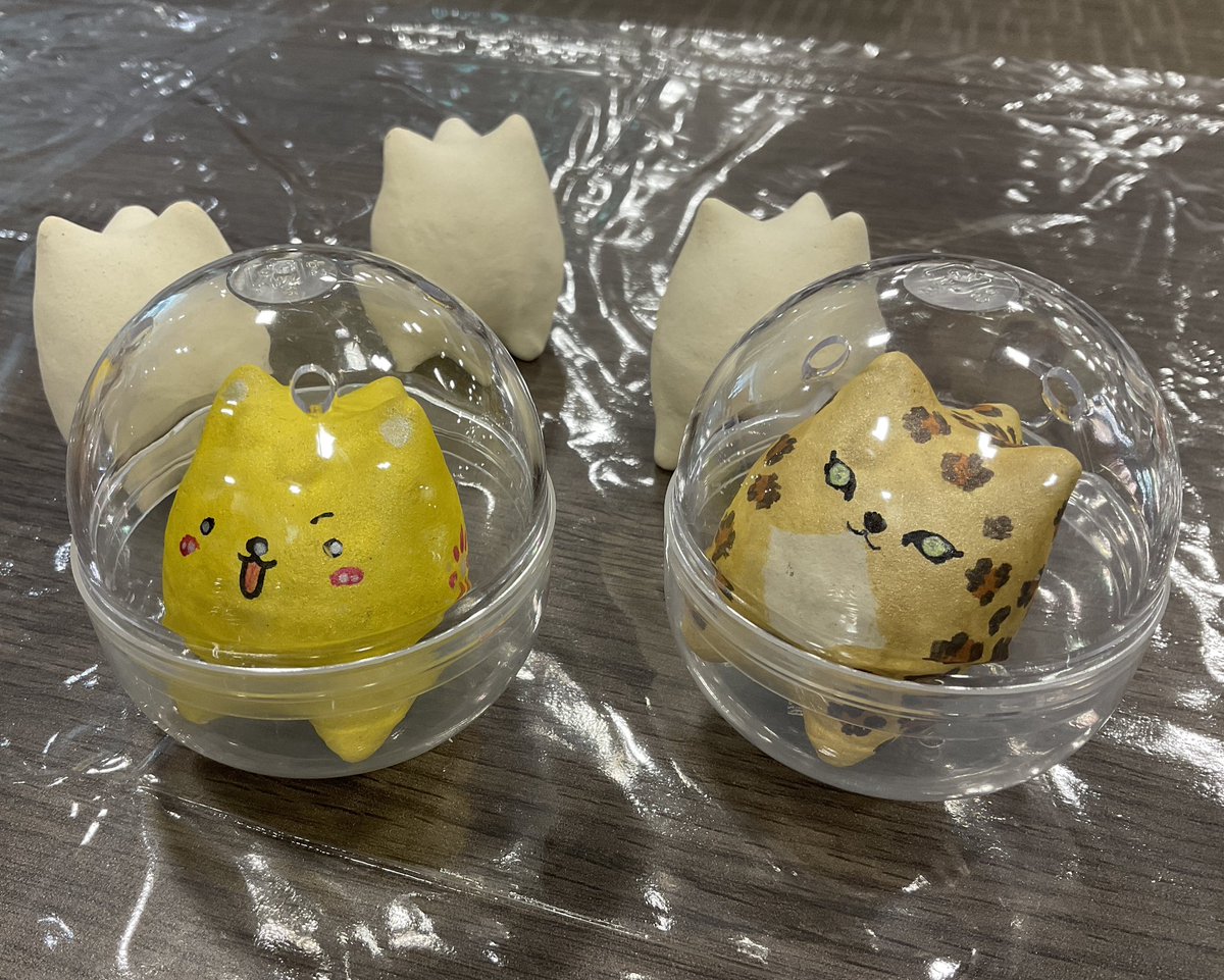 SF_Kiyono's tweet photo. 『カモメとネコのマルシェ』のワークショップ✨

友達と一緒にキャーキャー言いながら
ベースの色に迷い ノープラ��で塗り始め💦

誰かの「豹柄は？」の声にその気になり…
『豹柄にゃんころん』が爆誕いたしました😆

いやぁ〜 むっちゃ楽しかった〜❣️
カプセルに入れて渡してくれるのも可愛いよね💕 https://t.co/Z4oP5bgvK4