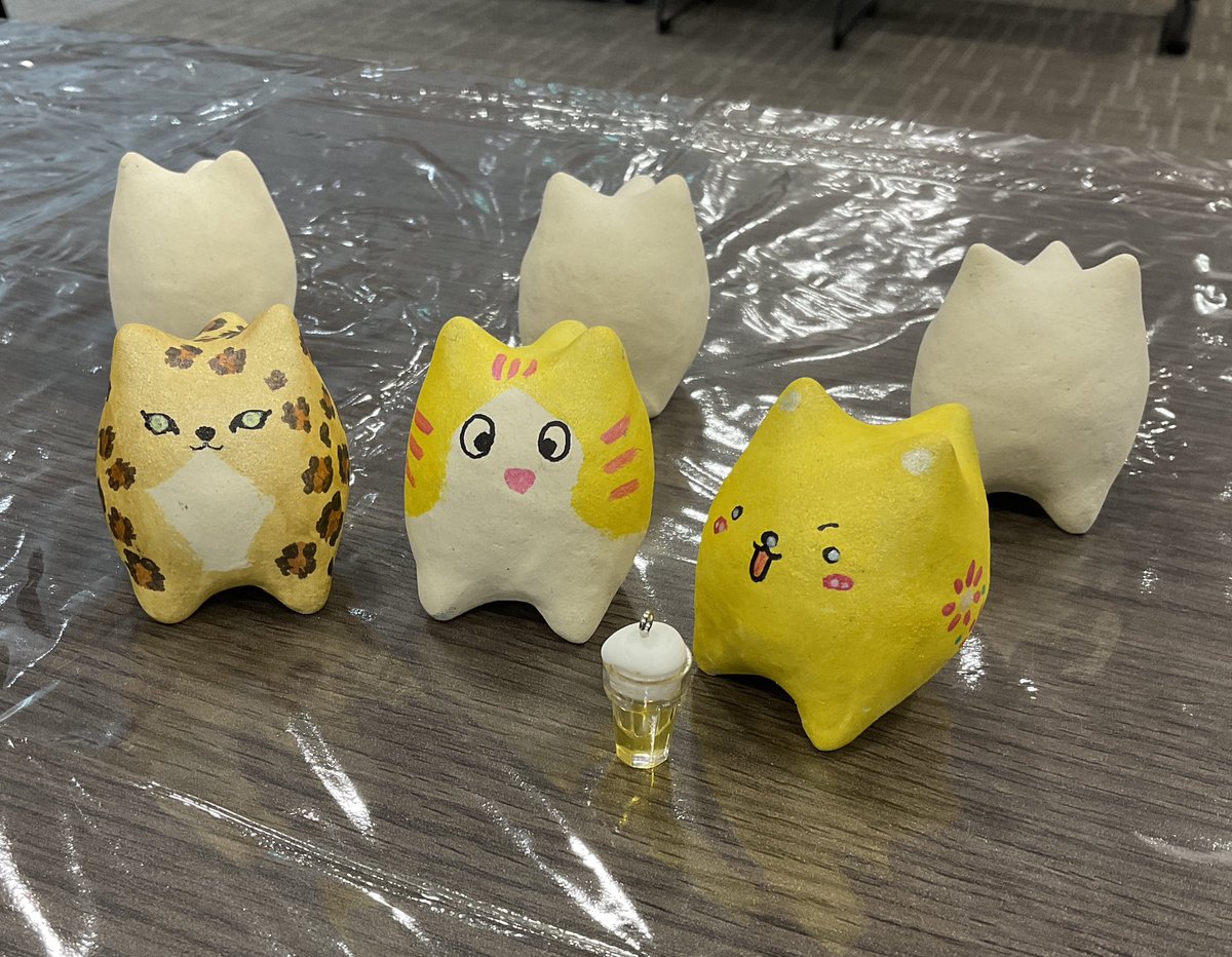 SF_Kiyono's tweet photo. 『カモメとネコのマルシェ』のワークショップ✨

友達と一緒にキャーキャー言いながら
ベースの色に迷い ノープラ��で塗り始め💦

誰かの「豹柄は？」の声にその気になり…
『豹柄にゃんころん』が爆誕いたしました😆

いやぁ〜 むっちゃ楽しかった〜❣️
カプセルに入れて渡してくれるのも可愛いよね💕 https://t.co/Z4oP5bgvK4