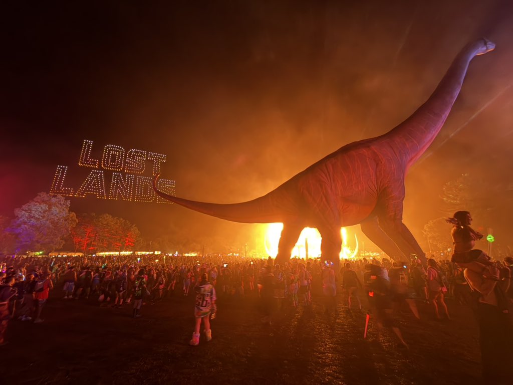 Kourtne_098's tweet photo. Anyways… was able to capture this fire shot the other night 🦕✨ https://t.co/G3giewUFc9