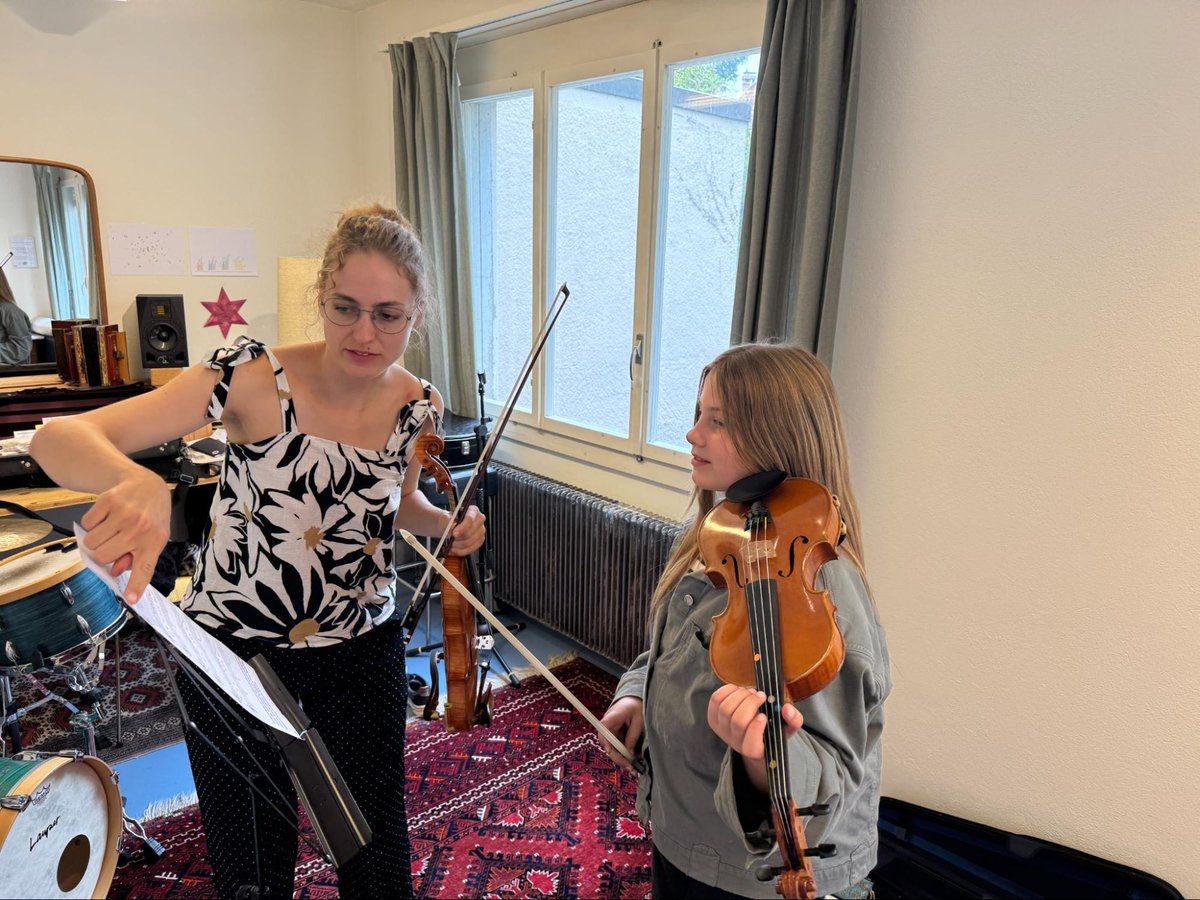 artscademia's tweet photo. 🎼 Muss man eigentlich Noten lesen können?

Noten können am Anfang ein wenig wie eine neue Sprache aussehen. Linien, Punkte, Zeichen, Pausen – und plötzlich soll daraus Musik entstehen?

#NotenLesen #MusikschuleBern #Musikunterricht #MusikLernen #Bern https://t.co/uK2wcQVYL9
