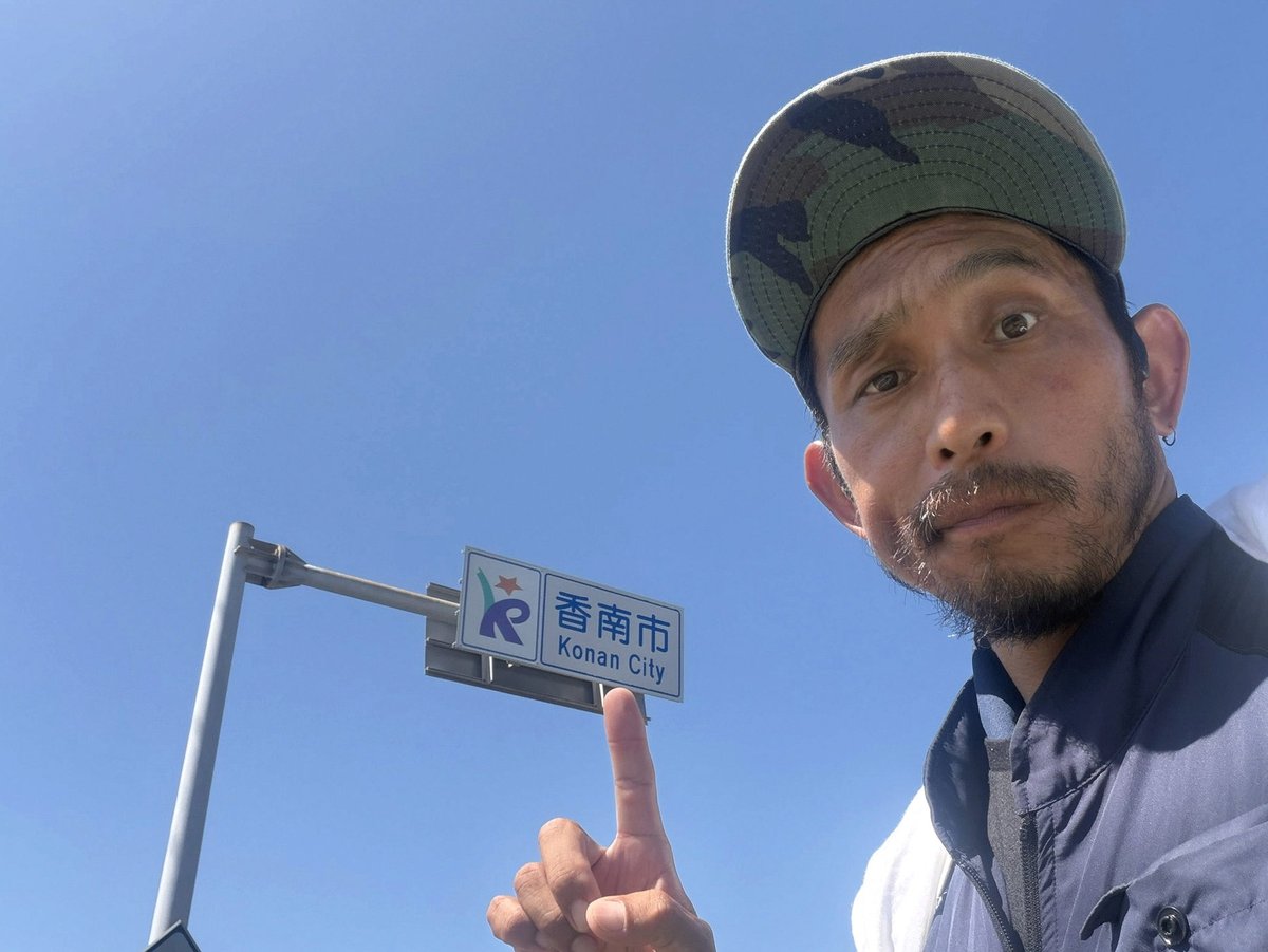 margi7902's tweet photo. 朝起きたら窓が凍ってて、バーランチのコーヒーが冷たくなってた。スノードームのドアを開けたら、雪が舞ってた。 https://t.co/7amOtjMf3H
