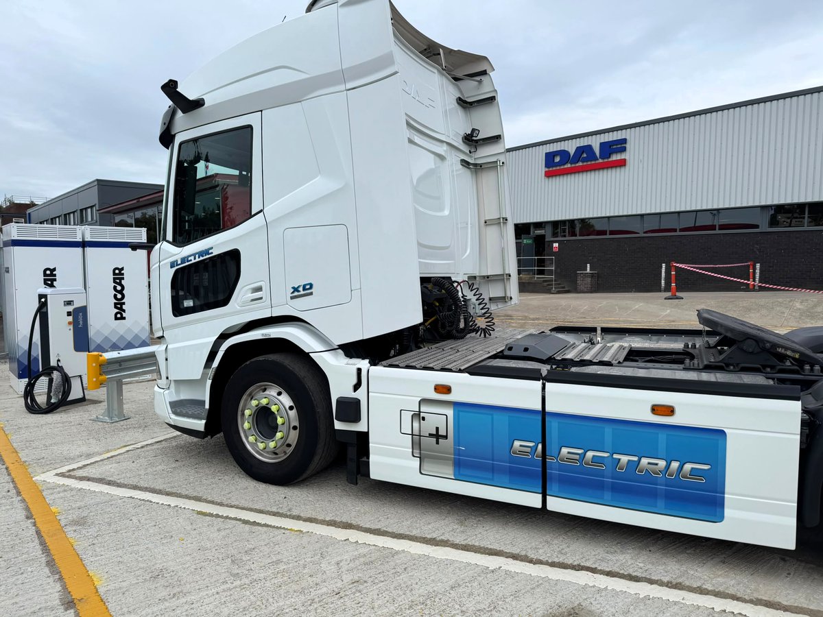 DAFTrucksUK's tweet photo. Today marked an exciting day for Ford &amp; Slater as they opened the doors to their newly revamped dealership in Leeds. 🎉

After months of hard work, the team were delighted to welcome customers, suppliers and partners to see the improvements first-hand.

#DAFTrucks #New #Opening https://t.co/Qxcpsdrp6h