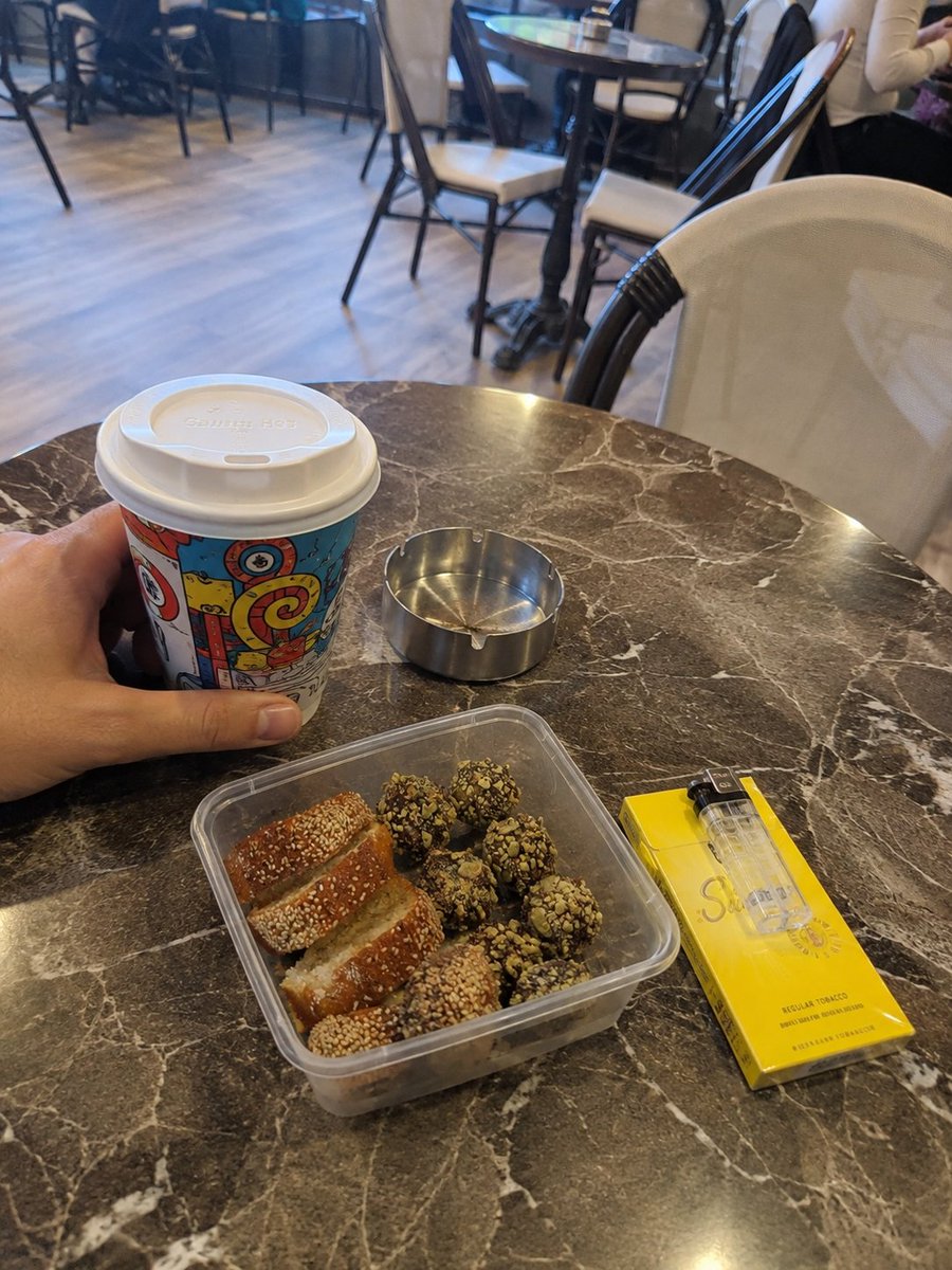 sagopakashmer's tweet photo. self date eylerken biri geldi bunu bıraktı gitti anlamadım https://t.co/SXaTy1PZA0