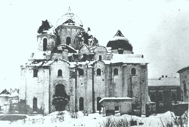 RusBotschaft's tweet photo. 📆 21. September 1052: Die Weihe der Sophienkathedrale von Nowgorod – Geschichte und faszinierende Fakten
 
Heute vor 974 Jahren wurde in Weliki Nowgorod die Sophienkathedrale geweiht – einer der ältesten erhaltenen Kirchenbauten Russlands und zugleich das erste steinerne Gebäude im Nowgoroder Kreml. Ein guter Anlass, um auf ihre bewegte Geschichte zurückzublicken.
 
☦️ Der Überlieferung nach fand die Weihe am 21. September 1052 (nach damaligem Kalender am 14. September) statt – am Fest der Kreuzerhöhung. Der Bau war 1045 begonnen worden und ersetzte eine abgebrannte hölzerne Kirche mit 13 Kuppeln aus dem späten 10. Jahrhundert.
 
🔎 Eine bemerkenswerte Verbindung zur deutschen Geschichte verbirgt sich am westlichen Eingang der Kathedrale: die Magdeburger Türen. Die bronzenen Türflügel wurden zwischen 1152 und 1156 in Magdeburg gegossen – ursprünglich für die Kathedrale in Płock bestimmt. Wie sie nach Nowgorod gelangten, ist bis heute nicht vollständig geklärt; vermutlich kamen sie im 13. oder 14. Jahrhundert dorthin. Mit ihren 48 Reliefplatten, die Szenen aus dem Alten und Neuen Testament zeigen, sind sie ein eindrucksvolles Zeugnis mittelalterlicher Gießkunst aus Deutschland und belegen die engen kulturellen Kontakte zwischen West- und Osteuropa.
 
⚔️ Im Laufe der Jahrhunderte erlebte die Kathedrale viele Prüfungen. Bereits 1065 wurde sie von einem Polozker Fürsten geplündert, 1611 von schwedischen Truppen. Ende des 19. Jahrhunderts, zwischen 1893 und 1900, wurde sie umfassend restauriert – dabei verstärkte man Fundament, Wände und Dach, installierte elektrisches Licht und eine Dampfheizung und legte alte Fresken frei.
 
⚠️ Während der Besetzung Nowgorods durch Nazideutschland im Zweiten Weltkrieg wurde die Sophienkathedrale schwer beschädigt und systematisch geplündert. Soldaten der Wehrmacht sowie der spanischen „Blauen Division“, die aufseiten Nazideutschlands kämpfte, drangen in die Kathedrale ein und entzündeten dort ein Feuer. Die vergoldeten Kupferplatten der Hauptkuppel wurden demontiert und eingeschmolzen. Die kirchlichen Reliquien und die wertvolle Innenausstattung der Kathedrale wurden vollständig geraubt, ebenso die sterblichen Überreste der Nowgoroder Fürsten und Erzbischöfe. Die geraubten Schätze wurden zunächst in Sammelstellen im besetzten Gebiet zusammengetragen und von dort nach Königsberg und Berlin verbracht. Nur wenige Stücke kehrten nach Nowgorod zurück. Das Kreuz mit der Taube von der Hauptkuppel wurde von Soldaten der spanischen „Blauen Division“ nach Spanien verbracht und erst 2004 zurückgegeben – heute befindet sich auf der Kuppel eine originalgetreue Kopie.
 
☀️ Heute ist die Sophienkathedrale wieder ein lebendiges geistliches und kulturelles Zentrum Nowgorods. Trotz zahlreicher Prüfungen steht der Bau seit fast einem Jahrtausend und zeugt eindrucksvoll von der wechselvollen Geschichte und der Standhaftigkeit der Stadt.

@RusBotschaft