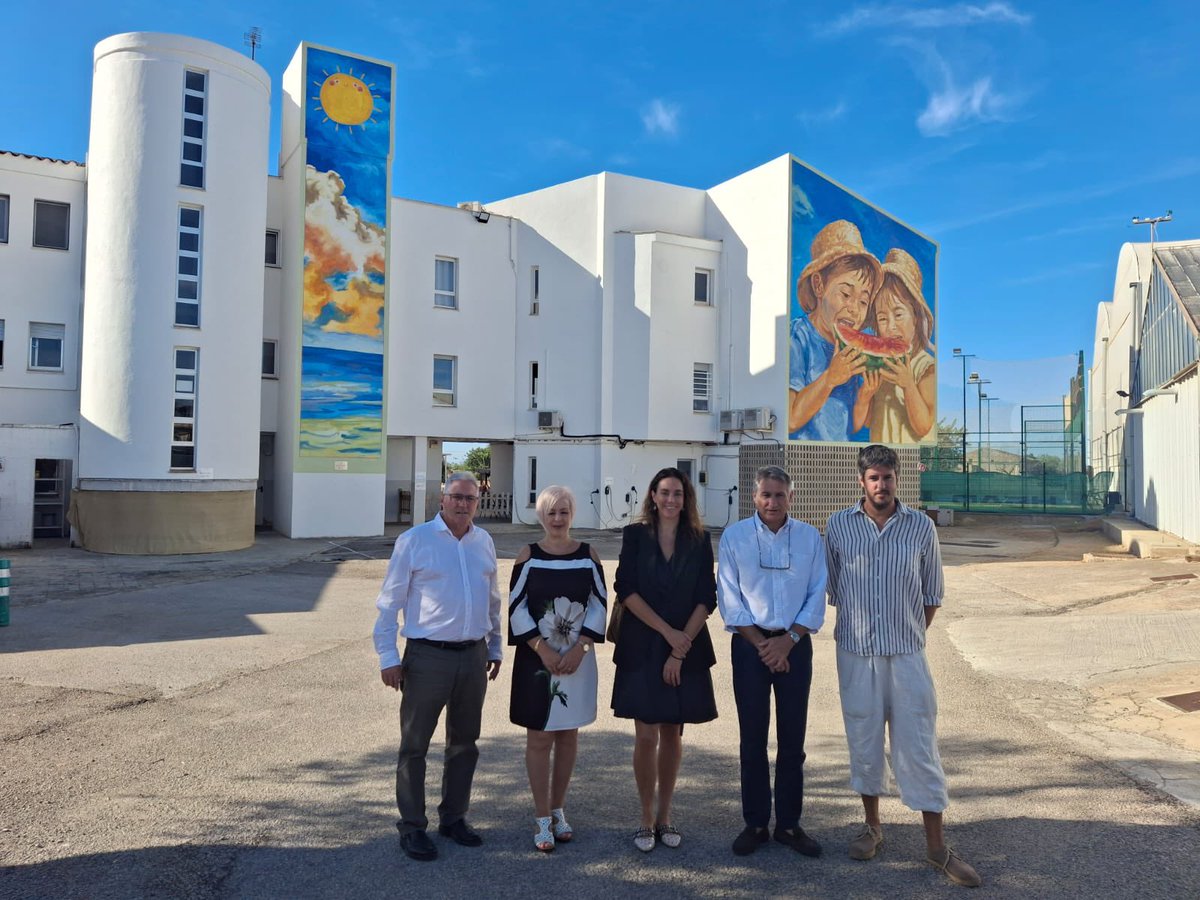 Asnimocom's tweet photo. Con motivo de nuestro 50 aniversario,  hemos inaugurado un doble mural en la fachada de nuestras viviendas supervisadas, una obra del artista mallorquín @joan_aguilo que ha contado con el apoyo de @colonyacaixa 

El mural representa parte de nuestra esencia y de estos 50 años. https://t.co/iObbX3N0bW