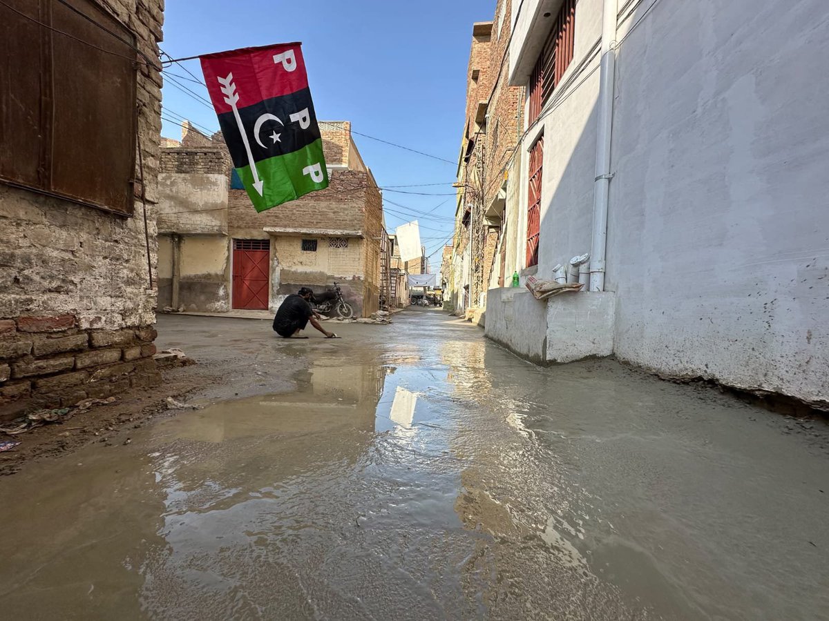 HasnainDawood97's tweet photo. میئر حیدرآباد @KashifShoroPPP کی خصوصی کاوشوں اور سیدہ ہما نقوی کی نگرانی میں #PS63 یوسی 133 کی مختلف گلیوں میں سی سی فلورنگ مکمل کر لی گئی ہے۔ پائیدار کنکریٹ فلورنگ سے آمدورفت بہتر اور مقامی بنیادی انفراسٹرکچر مزید مضبوط ہوگا۔ @BBhuttoZardari #HMCWork #HyderabadDevelopment! https://t.co/zYfJfSz3Vc