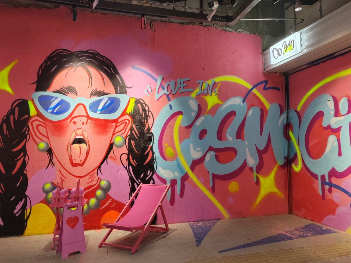 vegagushtop's tweet photo. Chasing light and brushstrokes at the urban pop-up art exhibit — a 2-hour immersive dive into color and creativity that turned my regular Tuesday into a vivid memory. https://t.co/3N9ygDVUWu