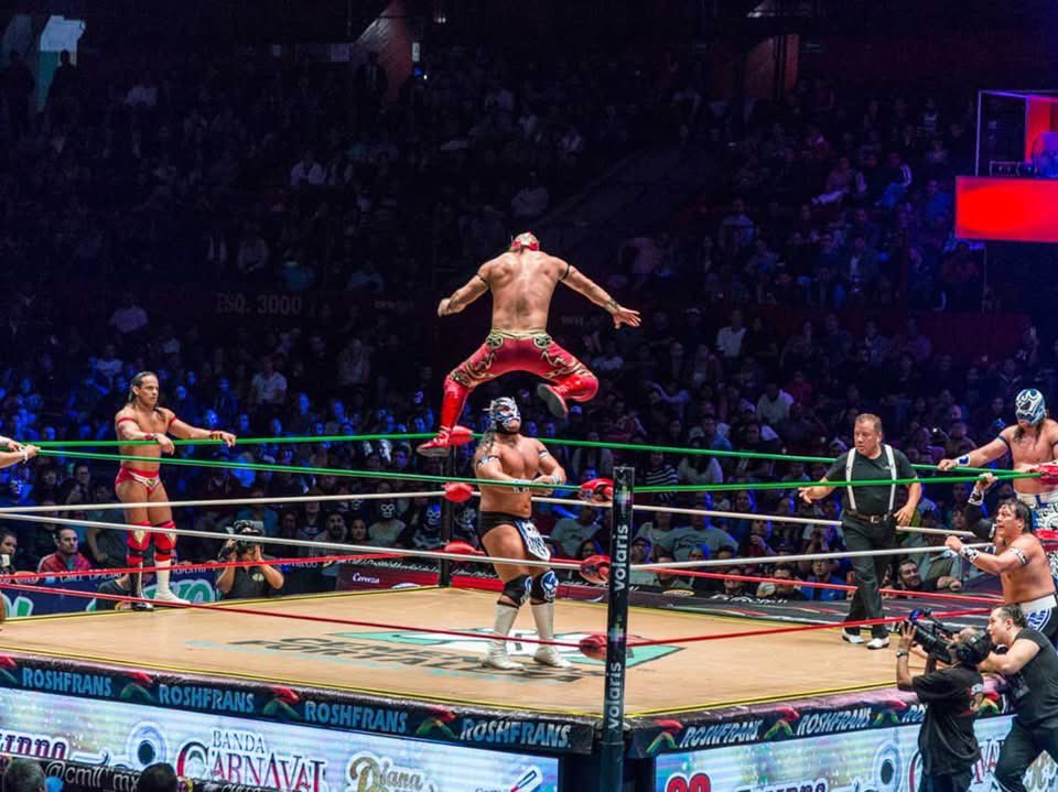 SECTUR_mx's tweet photo. 💥 Hoy celebramos el Día Nacional de la Lucha Libre. 🥊🤼

Más que un deporte, la lucha libre mexicana es un espectáculo lleno de tradición, identidad y pasión popular, donde las máscaras se convierten en símbolos de cultura e historia. Reconocida como Patrimonio Cultural Intangible de la #CDMX, este arte escénico-deportivo trasciende fronteras y emociona a públicos de todas las edades. Desde la Arena México en la capital, hasta arenas y palenques en estados como Puebla, Jalisco y Nuevo León, cada función es una fiesta llena de adrenalina y personajes inolvidables. 🇲🇽🔥

¡Vive la magia de la lucha libre en cada rincón del país! 🌍✨