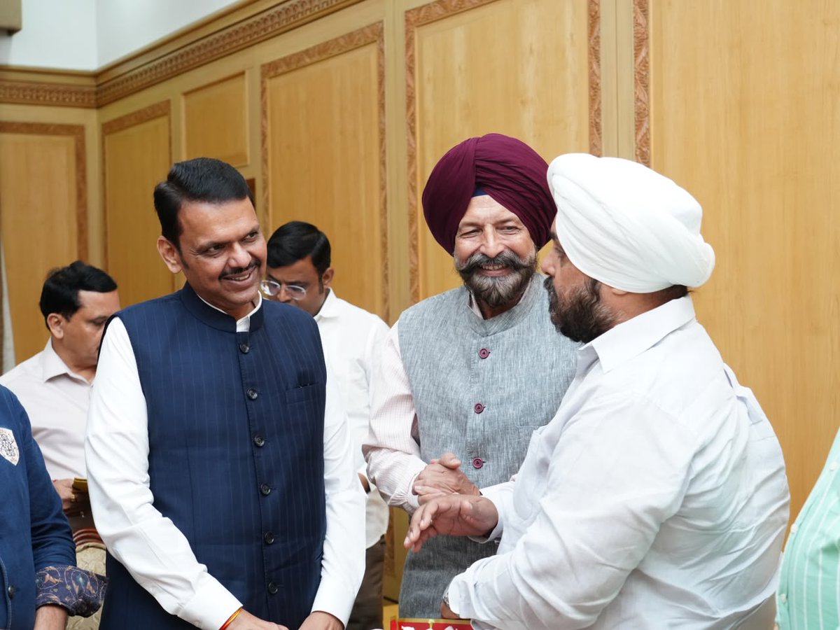 DailyPostPhh's tweet photo. ਤਖ਼ਤ ਸ੍ਰੀ ਸੱਚਖੰਡ ਹਜ਼ੂਰ ਸਾਹਿਬ ਨਾਂਦੇੜ ਦੇ ਪ੍ਰਸ਼ਾਸਕ ਡਾ. ਵਿਜੇ ਸਤਬੀਰ ਸਿੰਘ, ਸਲਾਹਕਾਰ ਜਸਵੰਤ ਸਿੰਘ ਬੌਬੀ,

#TakhtHazurSahib #HazurSahibNanded #DevendraFadnavis #SikhCommunity #Maharashtra #PunjabNews #SikhNews #DailyPostTV https://t.co/XypAlssEal