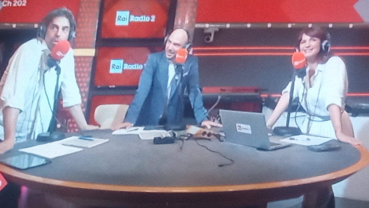 Da__NaNn's tweet photo. Eccoci sintonizzati su #RaiRadio2 per #RedCarpet, perché @andreadelogu in radio, è una Comfort Zone! In bocca al lupo ragazzi !
#delotti https://t.co/57iNjS0has