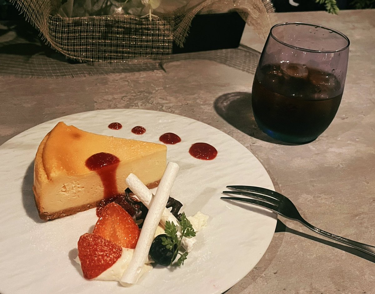 cheese_eng_cafe's tweet photo. 🔹Today's Cafe
🧀NY cheese cake
🍸 Black Russian 
(Kahlua / Vodka / Coffee)

試験頑張ったご褒美✨
お気に入りカフェで、
大好きなチーズケーキとカクテル🍸
しあわせすぎた🥹✨

#カフェ #バー   #NYチーズケーキ 
#ブラックルシアン #ご褒美スイーツ 
#ALL明けはさすがにキたw https://t.co/Fxj0CDcPLD