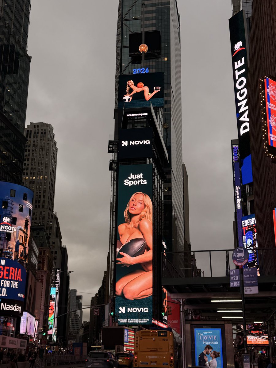 KillaKal's tweet photo. @pakaluxavierog Stroll through Times Square this morning. https://t.co/MLlNDo5nTn