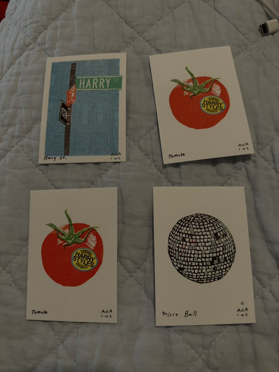 occasionaldsco's tweet photo. GIVEAWAY!

hi! so i’ve never done this but the harrie community has given me so many friends and memories that i wanna give back to fans who aren’t able to get to the residencies/pop-up. that being said i have 4 extra art cards and one n12 pin that i want to send to 2 fans free of charge

requirements: specify which you want (art cards or pin), follow me/rt, and comment your favorite memory of any kind that has to do with harry (friends, shows, something stupid he did, etc)

winners (US only unfortunately) will be chosen by number randomizer and contacted by thursday