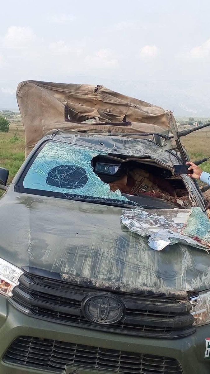 chaudhry_reborn's tweet photo. This pic haunts me a lot..that small flag on his chest barely stained while his blood pouring out &amp; that fuckass hilux the symbol of incompetency.. I’ll never be able to forget their faces https://t.co/NuaolmoKBX