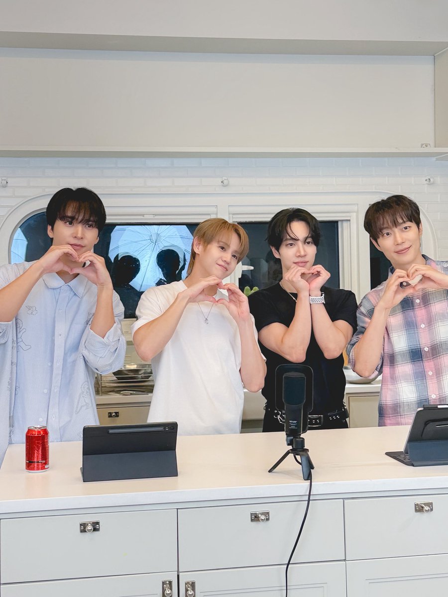 Highlight_AUent's tweet photo. [📸] 하이라이트(HIGHLIGHT) 단체 유튜브 라이브 방송 - 월요일 저녁의 자양강장제!!!

추석을 앞두고 피자설기와 60(00)초 송편 만들기에 도전한 하이라이트💡🌹
하이라이트 멤버들 만큼 라이트 여러분도 많이 웃는 행복한 하루였기를 바랍니다💙💛💚💜

#하이라이트 #HIGHLIGHT
#비스트 #BEAST
#윤두준 #YOONDUJUN
#양요섭 #YANGYOSEOP
#이기광 #LEEGIKWANG
#손동운 #SONDONGWOON