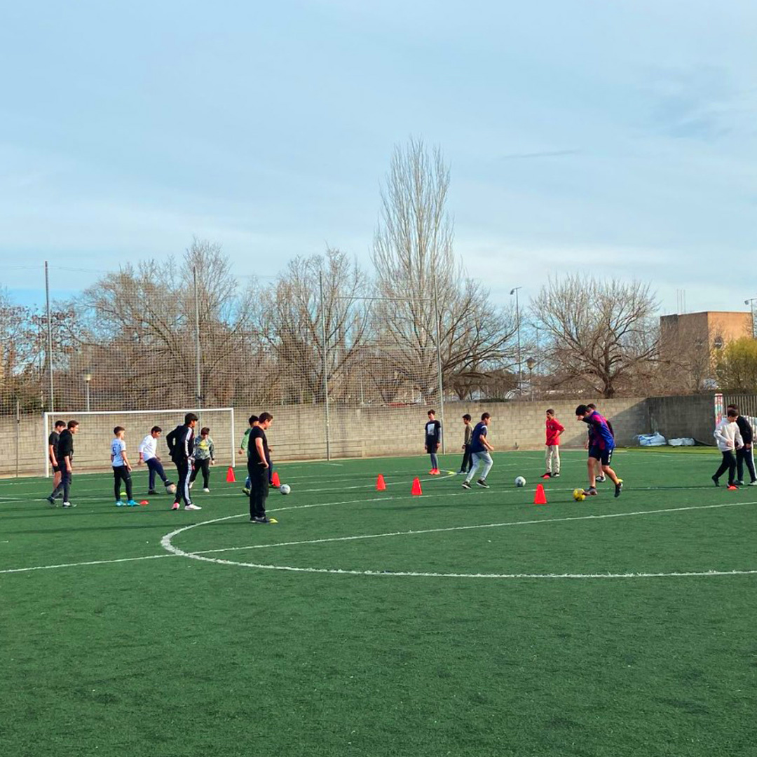 i_SantaEugenia's tweet photo. 📢 Novetats extraescolars 2026-2027!
L’AMPA amplia l’oferta amb 🏀 bàsquet mixt, 💃 danses urbanes i 🤖 robòtica, que se sumen a ⚽ futbol, 🏐 voleibol, 🗣️ anglès i 📚 Club de Lectura.
Descobreix el fulletó i apunta’t!
🔗https://t.co/zqmxFMCKUS
#iSantaEugènia #Extraescolars https://t.co/xdXNWBLsxk
