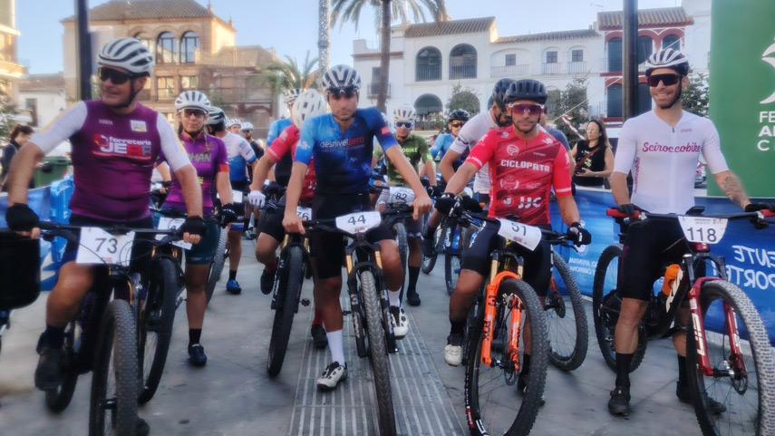 FACiclismo's tweet photo. 📰🚵‍♀️🚵‍♂️Carmona acogió el regreso del #CircuitoSevillaBTTMediaMaraton
El biker cordobés Esteban Martín se impuso ayer en el regreso del Circuito Provincial de Sevilla BTT Media Maratón 2026, con la corredora Natalia Mármol como primera fémina de la jornada.
▶️https://t.co/bWe4WERAOv