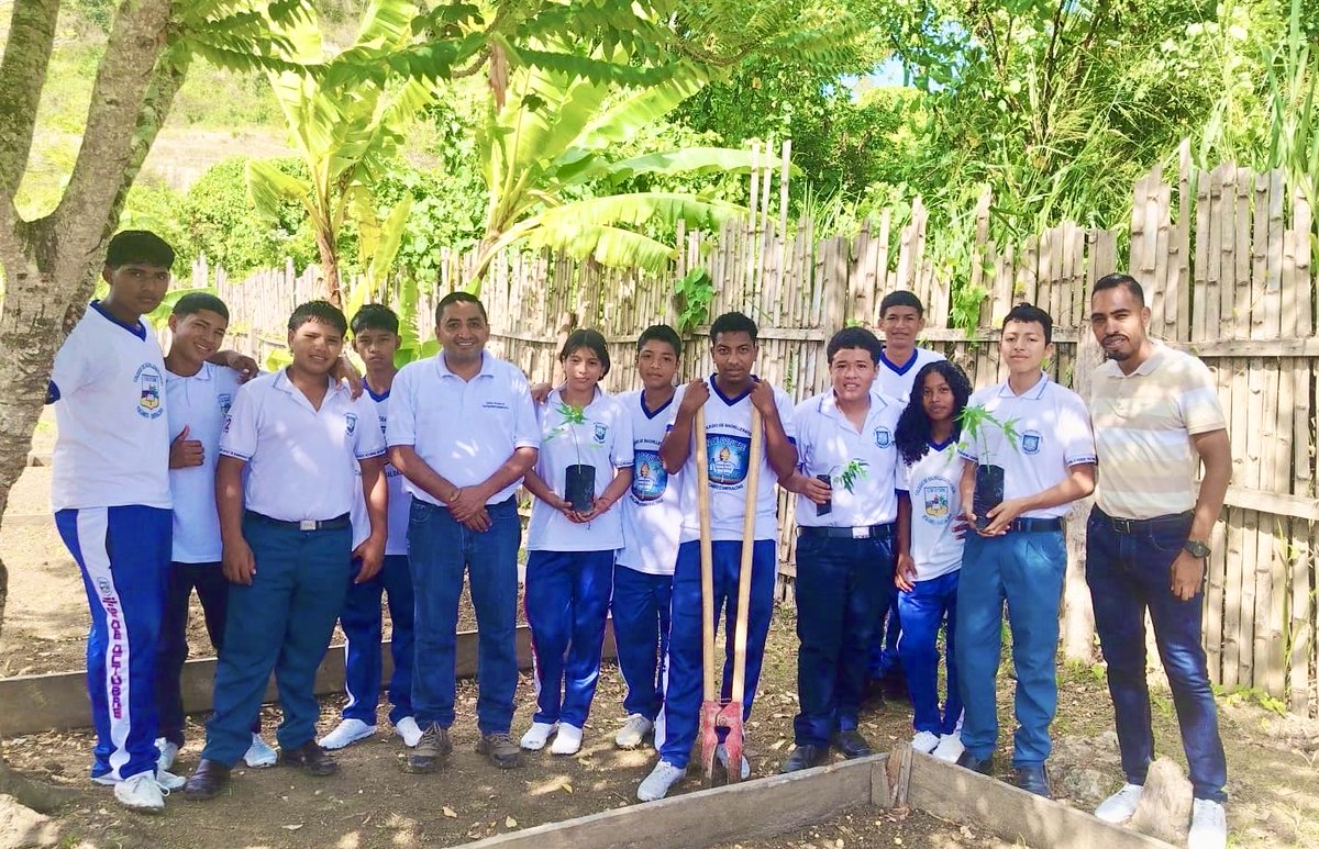 INIAPECUADOR's tweet photo. Fortalecemos conocimientos sobre el manejo y conservación sostenible del suelo. 🌱
Junto al programa global “Doctores de los Suelos” en Atacames, capacitamos a estudiantes y docentes de la U.E. 12 de Octubre sobre prácticas sostenibles e implementación de huertos hortícolas. https://t.co/0bGZu9tKMs