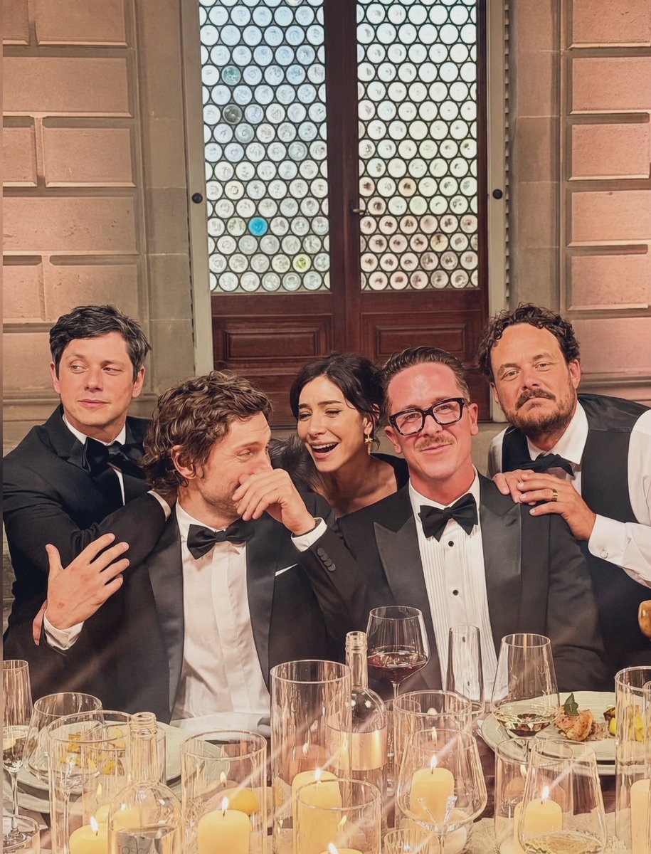 EvanPetersBR_'s tweet photo. 📷 Evan Peters com amigos em um casamento na Itália no último sábado (19/09) https://t.co/hPixY9TJuf