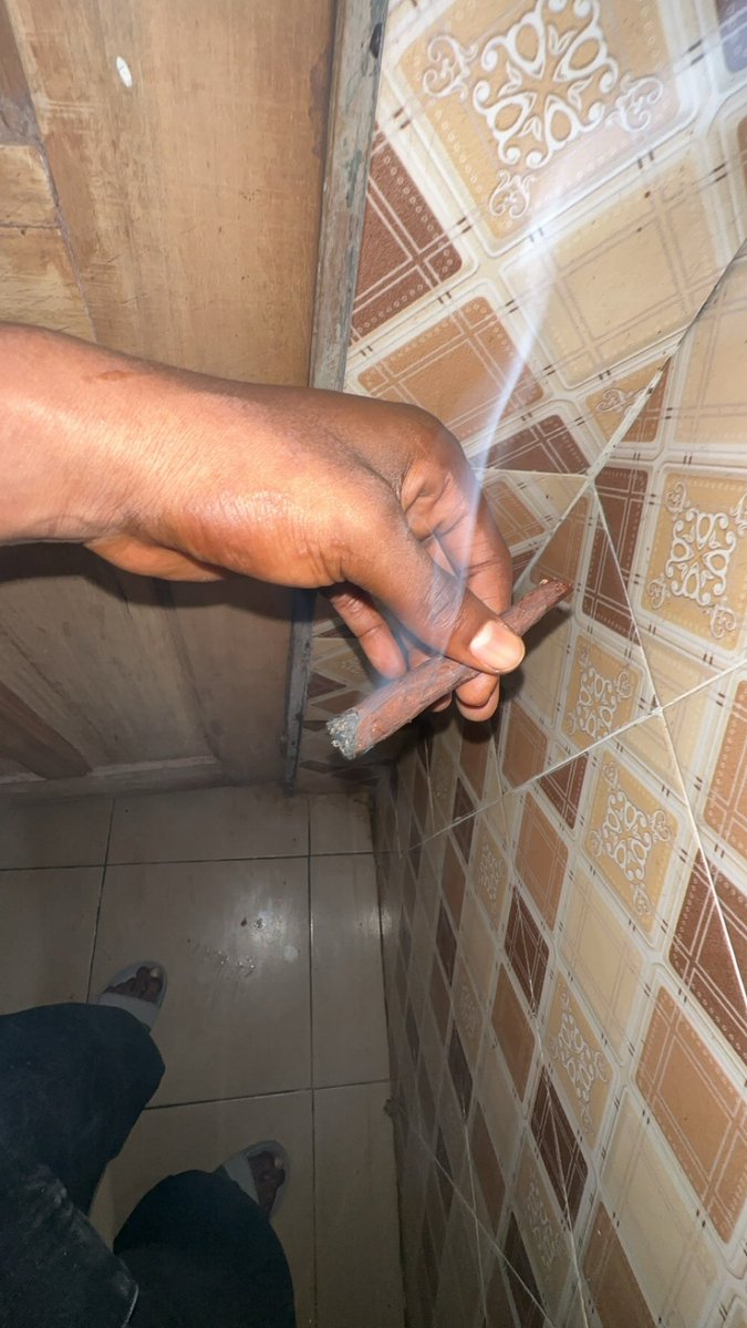 thuggerKING420's tweet photo. Dark leaf, old congratulations paper, and a bathroom sesh. That’s the whole vibe. https://t.co/HKl7PYvqL2