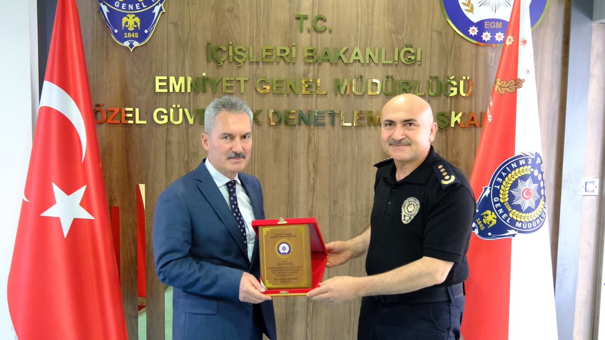 EGMozelguvenlik's tweet photo. 📌 Başkanlığımız kadrosunda Polis Başmüfettişi olarak görev yapmakta iken Emniyet Genel Müdür Yardımcılığı görevine atanan 1. Snf. Em. Md. Sn. Ali KARABAĞ’ a hizmetlerinden dolayı Başkanımız Sn. Aydın UĞURLU tarafından plaket takdim edilmiştir.

@TC_icisleri 
@EmniyetGM https://t.co/GATNaKc5Ox