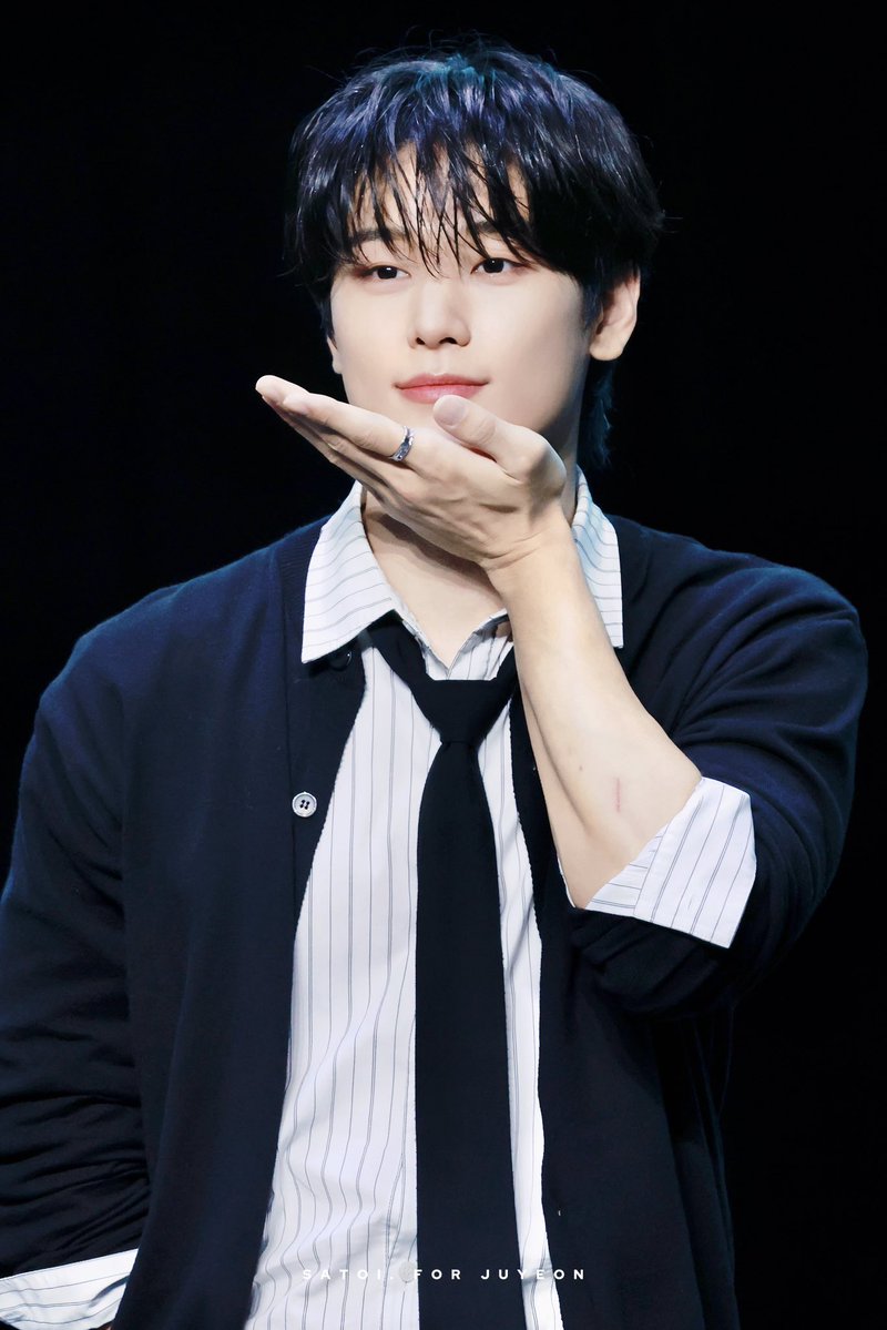dailyljy's tweet photo. best arms and hands in kpop https://t.co/nS49Iayue4