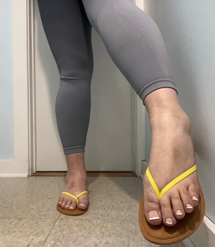 VeeSmilesss's tweet photo. My feet look so cute in these pics 💕💕
#Sissy #SissyFeet #Femboyfeet #Femboy #Findom https://t.co/JWHelA0Yue
