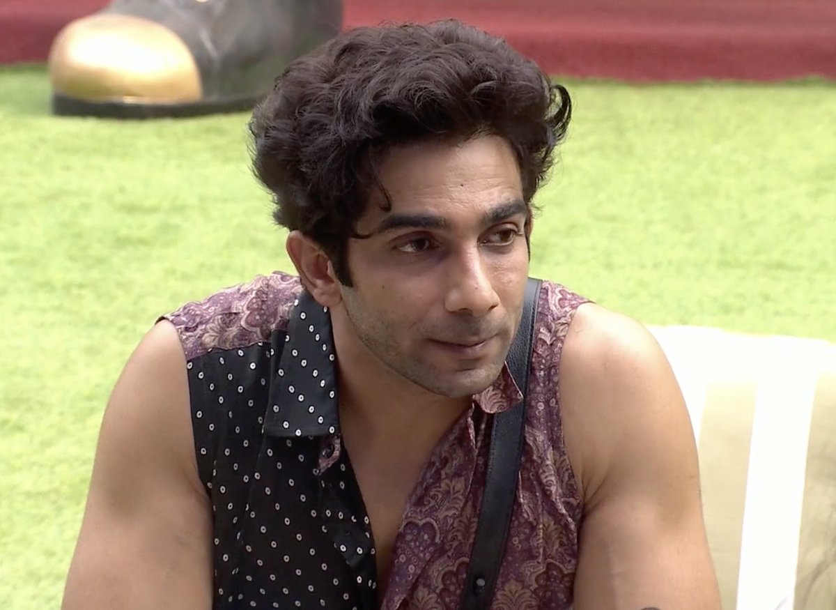 beingrachit_'s tweet photo. 'kanika is a snake. she can throw gullu too anyday under the bus..she aint doing it rn cos she knows the 'angle' she is getting frm gullu makes her visible in the show' 🙌
#BiggBoss20 https://t.co/ENQonLedaI