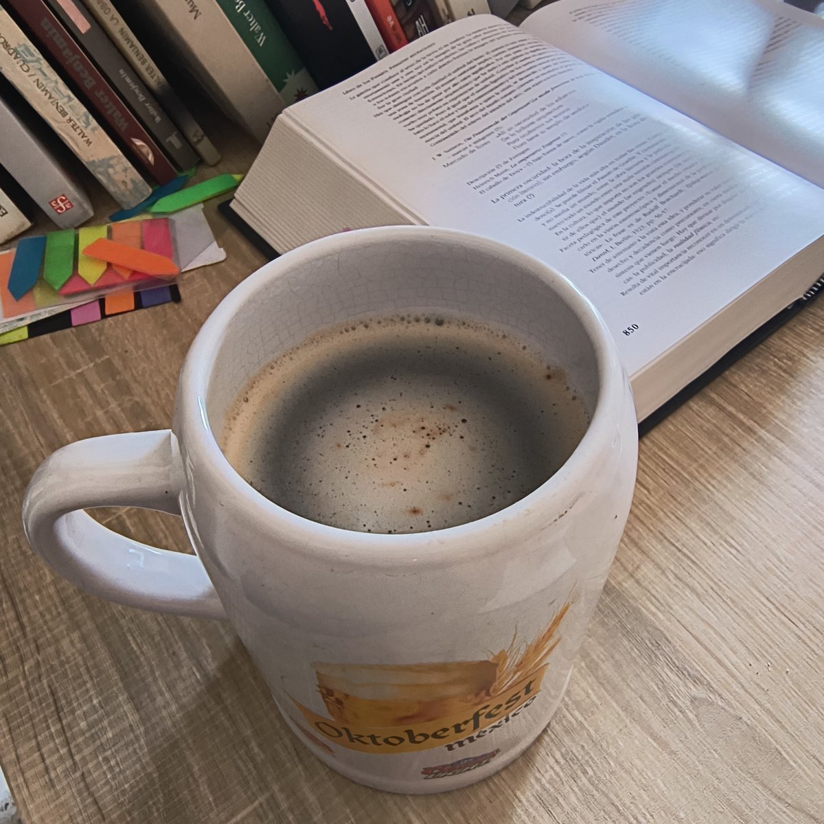 Monlooop's tweet photo. Lista para la clase de Filosofía de la historia. https://t.co/i26hphlpou