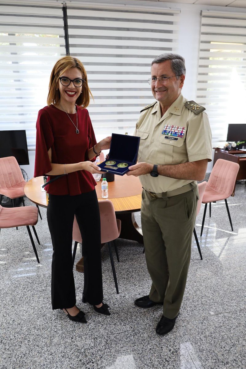 EjercitoTierra's tweet photo. El general de ejército Amador Enseñat y Berea, Jefe de Estado Mayor del #EjércitodeTierra, ha visitado la Comandancia General de Melilla, en el marco de su estancia en la ciudad con motivo del CVI Aniversario de la Fundación de #LaLegión.
➡️ En el Cuartel General de la @COMGEMEL_ET, el #JEME ha saludado a los jefes de las unidades de la plaza y ha asistido a una exposición sobre la situación y las actividades de la Comandancia General.
El general Enseñat también ha mantenido encuentros con las principales autoridades civiles de #Melilla: el presidente de la Ciudad Autónoma @GobiernoMelilla, Juan José Imbroda Ortiz y la delegada del Gobierno @DelegGobMl, Sabrina Moh Abdelkader.
➡️ La visita ha finalizado en la Base «Alfonso XIII», donde el JEME se ha reunido con una amplia representación de cuadros de mando y militares de tropa de las distintas unidades. Este contacto directo le ha permitido compartir unos momentos con nuestros militares desplegados en Melilla y conocer sus inquietudes y experiencias profesionales.
#SomosTuEjército 🇪🇸