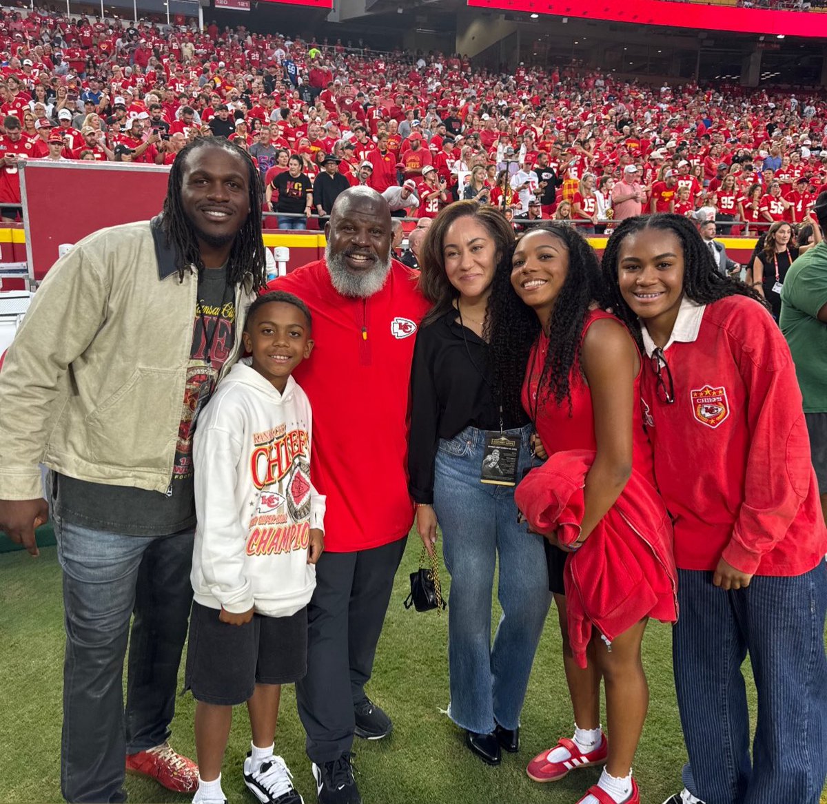 Farzin21's tweet photo. Former Chiefs RB Jamaal Charles and his family with OC Eric Bieniemy 🙌

📸: jamaalcharles on IG https://t.co/qXhwVx62uw