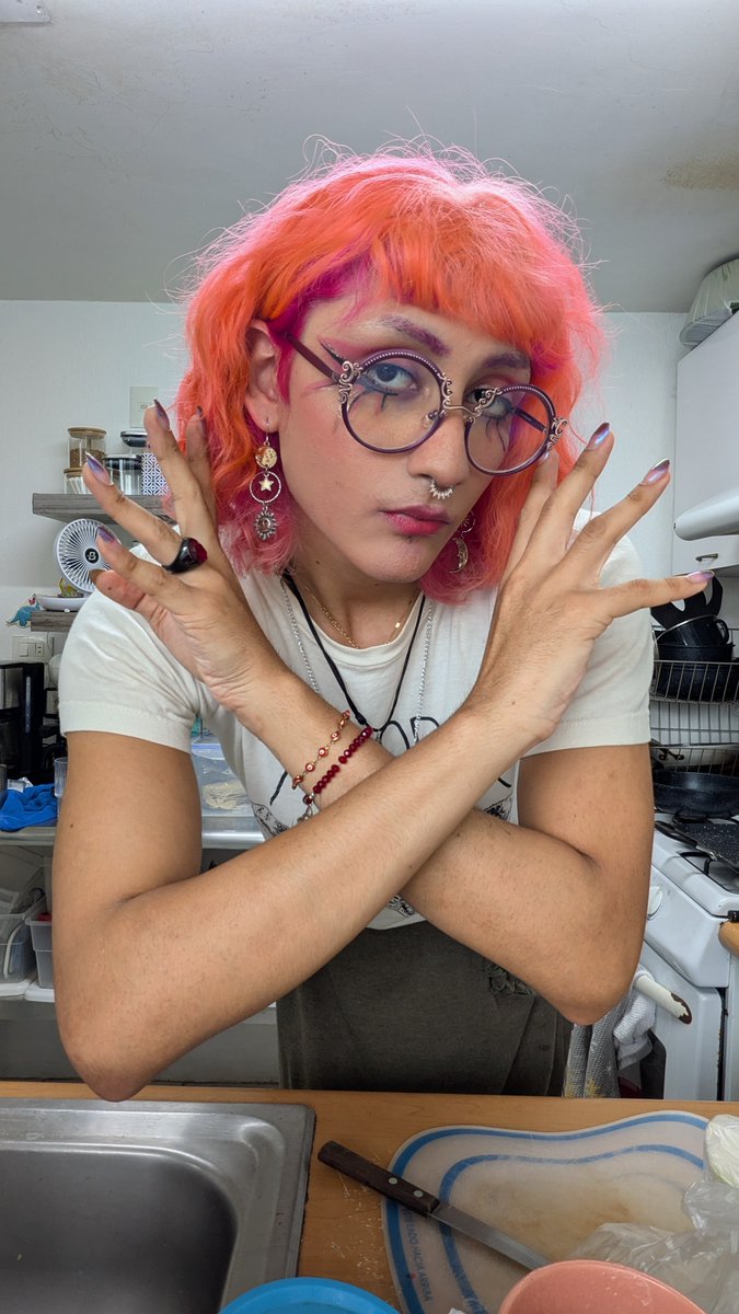 VulpyxPantomime's tweet photo. OOTD 🩷🧡🤍✨ https://t.co/K2C1EvrkAG