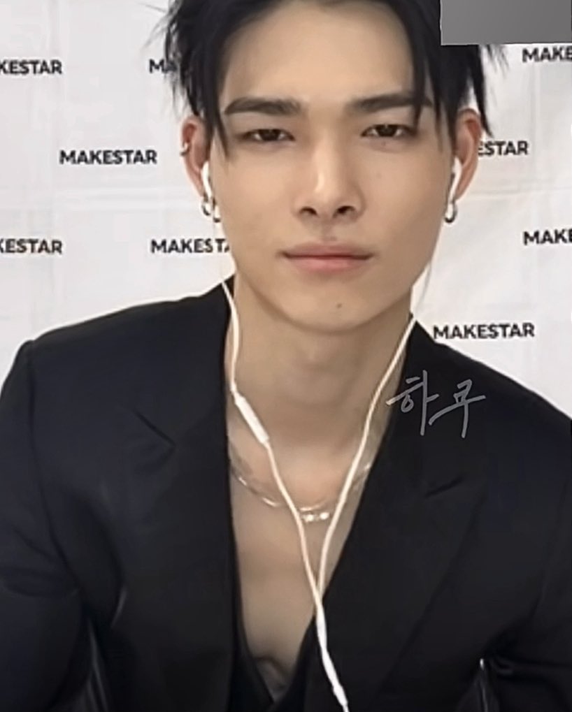 rikijseong's tweet photo. this was so mean of him https://t.co/2Rq300yPFk