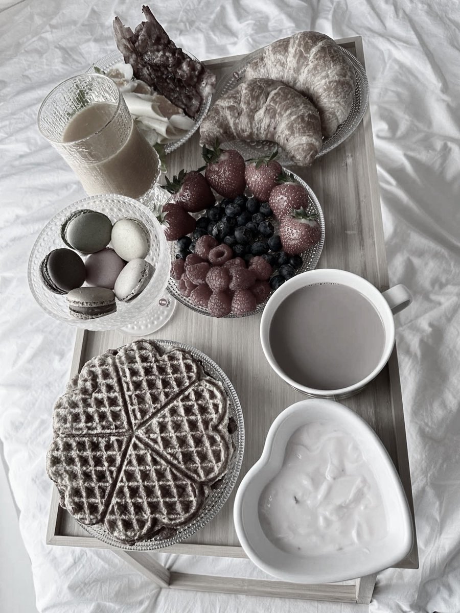 cstlvourt's tweet photo. Good morning with her around here ☕️🤎 https://t.co/FqO9zRj8cq
