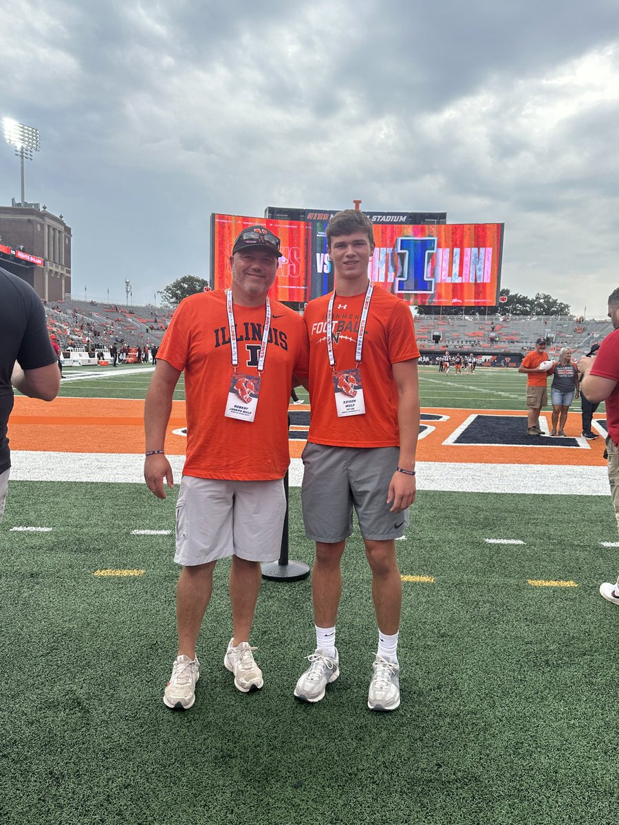 EdisonWulf's tweet photo. Thank you so much to @coachPatRyan and @IlliniFootball for the Game Day visit. Had a great experience and hope to come back! @BretBielema @CoachMLinehan @Coach_JLT @alexpanosFB @Recruit2Illini @Coach_Hauck @HendricksonILL @PrepRedzone @PrepRedzoneIL @247recruiting @247Sports https://t.co/Sc4NmX80CS