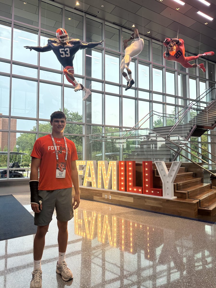 EdisonWulf's tweet photo. Thank you so much to @coachPatRyan and @IlliniFootball for the Game Day visit. Had a great experience and hope to come back! @BretBielema @CoachMLinehan @Coach_JLT @alexpanosFB @Recruit2Illini @Coach_Hauck @HendricksonILL @PrepRedzone @PrepRedzoneIL @247recruiting @247Sports https://t.co/Sc4NmX80CS
