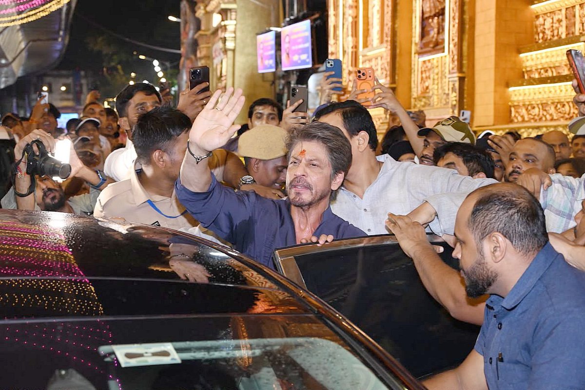 Worship_SRK's tweet photo. #KING Waving At His Fans ❤️ https://t.co/cOKwfOU7eJ