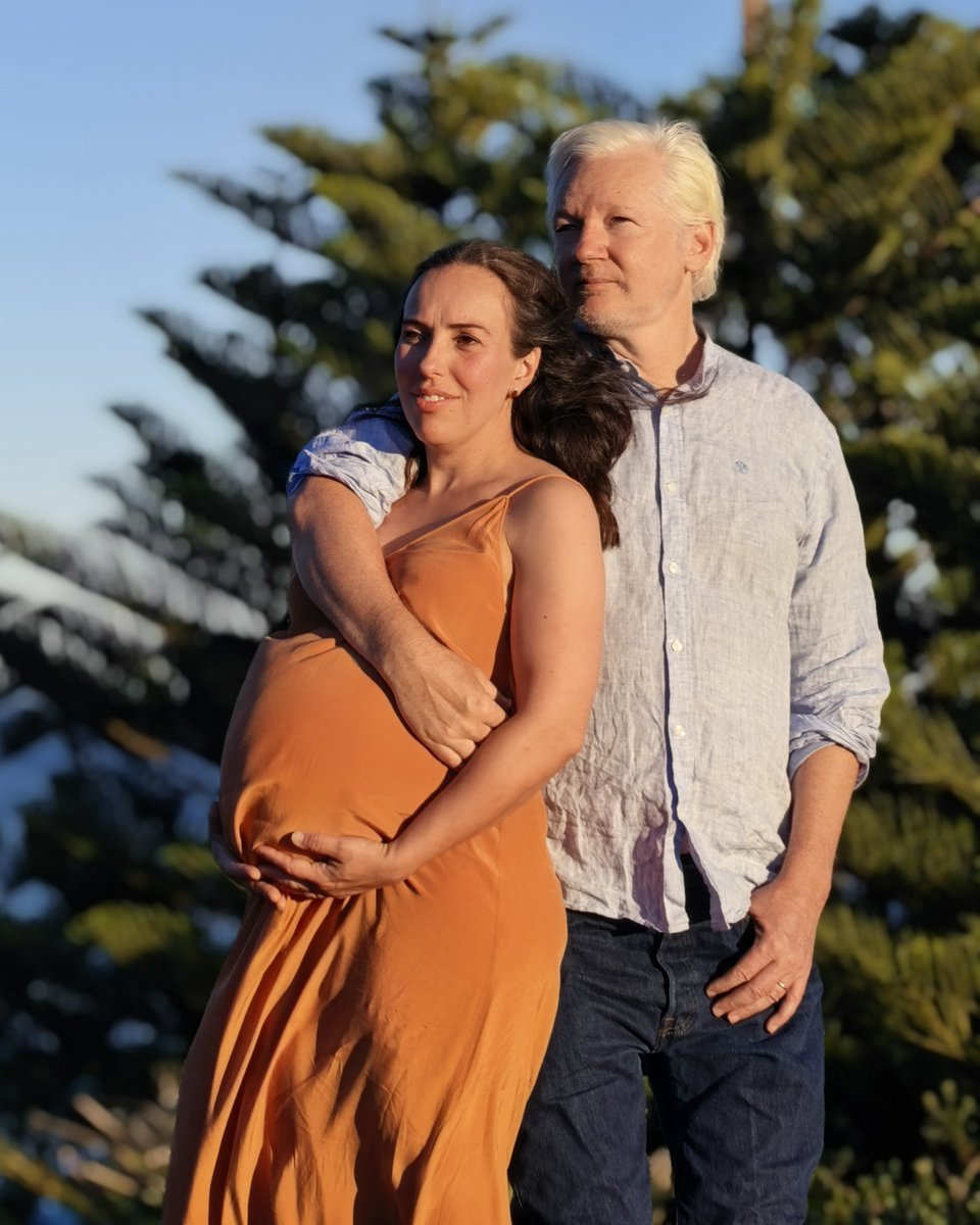 OfficialwikiLea's tweet photo. HAPPY NEWS!
This new life would not have been possible without all those who fought to bring @Julian_commet @JulianAssange home❤️❤️ https://t.co/imCenxULzr
