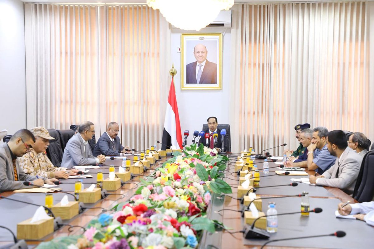 naife_albakry's tweet photo. تنفيذًا لتوجيهات فخامة رئيس مجلس القيادة الرئاسي الدكتور رشاد العليمي وأعضاء المجلس ودولة رئيس مجلس الوزراء الدكتور شائع محسن الزنداني، دشنا اليوم أعمال اللجنة الإشرافية العليا لدعم وإسناد الجبهات في اجتماعها الأول بحضور نائب رئيس مجلس القيادة الرئاسي محافظ حضرموت وعدد من الوزراء ومحافظي المحافظات في تأكيد واضح على توحيد الجهود الوطنية خلف أبطال قواتنا المسلحة والمقاومة في مختلف الجبهات.

إن إسناد المقاتلين الذين يقفون في الصفوف الأولى دفاعًا عن الدولة والجمهورية واجب وطني ومسؤولية مشتركة تتطلب حشد إمكانات الدولة والقطاع الخاص والمجتمع وتنظيمها وتحويلها إلى دعم حقيقي يصل إلى الميدان.

ونعبر عن خالص تقديرنا لفخامة رئيس مجلس القيادة الرئاسي وأعضاء المجلس ولدولة رئيس مجلس الوزراء على دعمهم وحرصهم ومساندتهم لهذه الجهود الوطنية. كما نتقدم بخالص الشكر للاشقاء في المملكة العربية السعودية صاحبة اليد الطولى في دعم اليمن وشعبه ووقوفها الصادق إلى جانب قيادته الشرعية ومؤسساته الوطنية من دعم سياسي وعسكري وإنساني وتنموي. وسيظل هذا الموقف الأخوي محل تقدير وامتنان من أبناء الشعب اليمني.

كما نقف إجلالًا وإكبارًا أمام تضحيات شهدائنا الأبرار وجرحانا الأبطال وكل من بذل دمه وروحه دفاعًا عن الوطن والجمهورية مؤكدين أن تضحياتهم أمانة في أعناقنا وأن الوفاء لهم يكون بمواصلة الطريق حتى استعادة الدولة وإنهاء الانقلاب.

سنواصل العمل والتنسيق والمتابعة حتى يصل إسناد شعبنا إلى أبطالنا في كل جبهة.

مصير واحد.. معركةٌ واحدة.. وهدفٌ واحد 🇾🇪