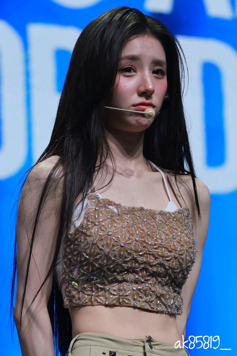 ak85819_'s tweet photo. 260906 
Art of BLUE BLOOD in Seoul Day 2
🙁😁
#ARTMS #아르테미스 #희진 #Heejin https://t.co/ys5GTo8Ggi