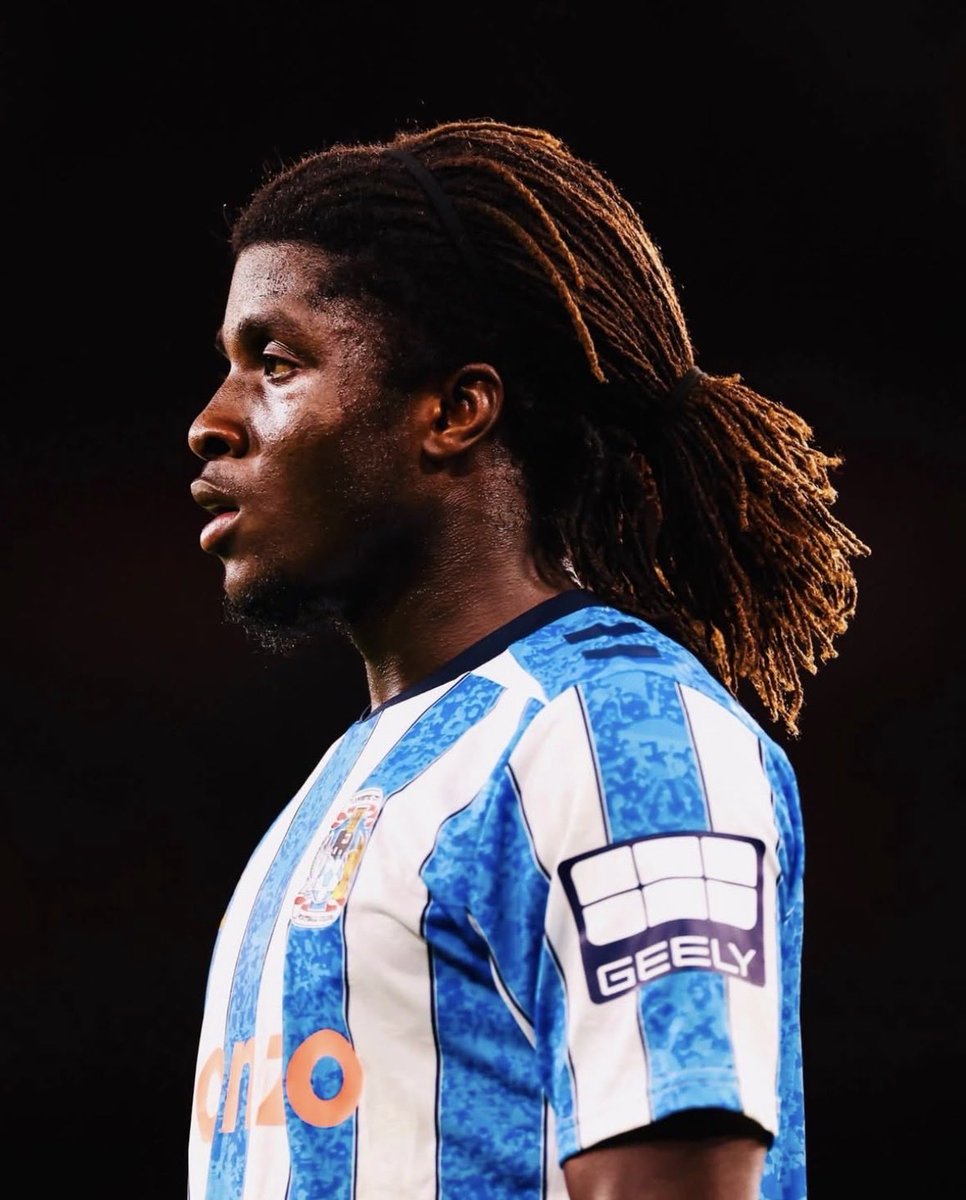 desarme_tatico's tweet photo. 🗣️ AVB sobre o forte interesse de verão em Caleb Yirenkyi e o mercado inglês:

“É cada vez mais difícil competir com os clubes da Premier League. Posso falar do caso do Caleb Yirenkyi. Estávamos a negociar com o Nordsjaelland e fomos o mais longe que podíamos para o trazermos, mas tivemos de parar e ele acabou por ir para o Coventry City por 27M + bónus. É um jogador muito talentoso e tínhamos grandes expectativas para o futuro dele. Queríamos trazê-lo, desenvolvê-lo e, mais tarde, provavelmente transferi-lo para um dos grandes clubes da Premier League, mas não conseguimos. Isto acontece cada vez mais.

Noutra altura qualquer, o Caleb teria vindo para o FC Porto e depois seguiria para um grande clube da Premier League. O caminho típico dos jovens talentosos seria parar em Portugal ou Espanha antes de rumar à Premier League, mas isso já não acontece. Os jovens vão diretamente para lá, não para os clubes de topo, mas para outros que lutam pela manutenção. Isto é uma nova tendência. Está a tornar-se cada vez mais difícil competir com eles. Para identificarmos talentos antes deles, temos de analisar jogadores com 16, 17 e 18 anos ao redor do mundo. Por exemplo, trouxemos o Oskar Pietuszewski aos 17 anos, o Eirik Granaas aos 16 e o Gabriel Mec aos 18 nessa mesma perspectiva.”